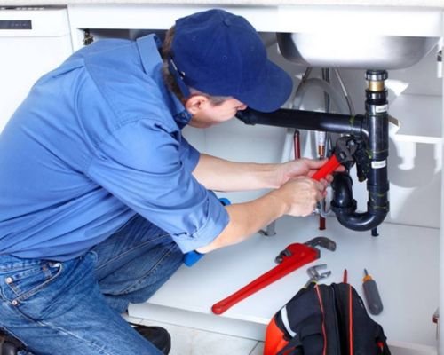 Técnico realizando manutenção preventiva no sistema hidráulico residencial